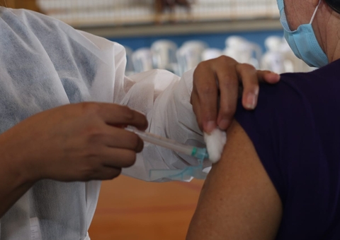 Semsa esclarece sobre uso de vacinas vencidas da AstraZeneca em Manaus 