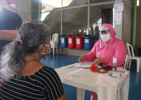 Idosos e pessoas de 37 a 40 anos com comorbidades recebem vacina em Manaus