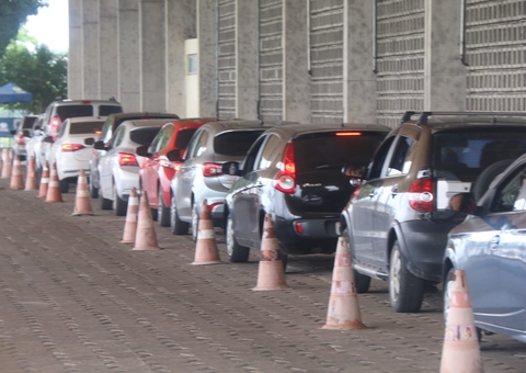 Idosos enfrentam filas para receber vacina contra covid em postos de Manaus