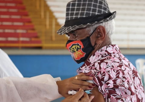 Idosos começam a receber terceira dose da vacina contra a covid em Manaus