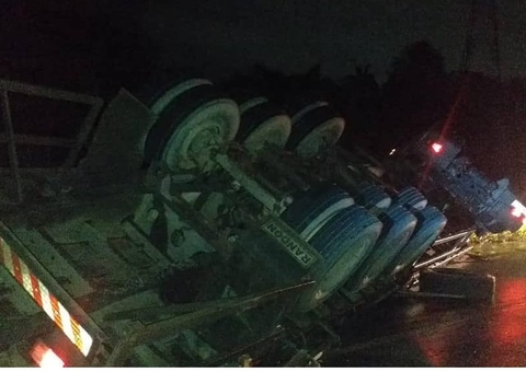 Motorista fica ferido após carreta tombar no meio da rodovia AM-010