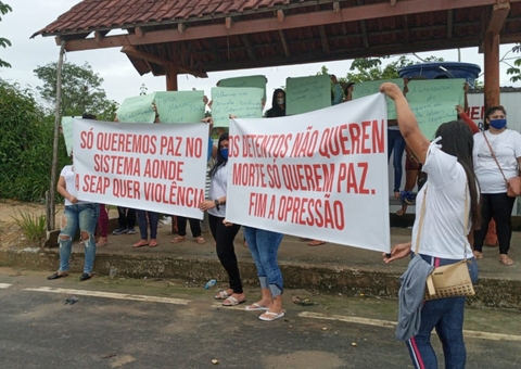 Famílias protestam após facções rivais serem colocadas juntas em presídio