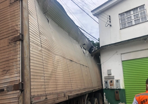 Carreta desgovernada invade casa e deixa moradores desesperados em Manaus