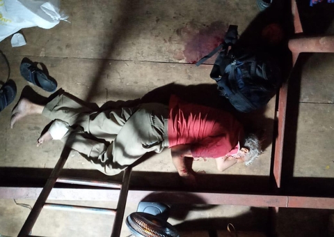 Idoso fica ferido ao despencar em porão de barco em Manaus