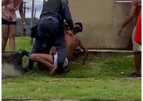 Vídeo: Suspeito de tráfico trava luta corporal com policiais em Manaus