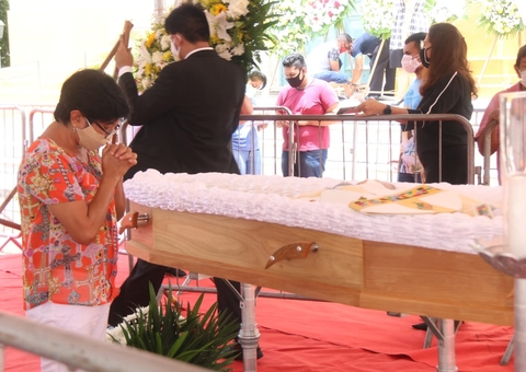 À distância, fiéis dão o último adeus a Dom Sérgio Castriani em Manaus