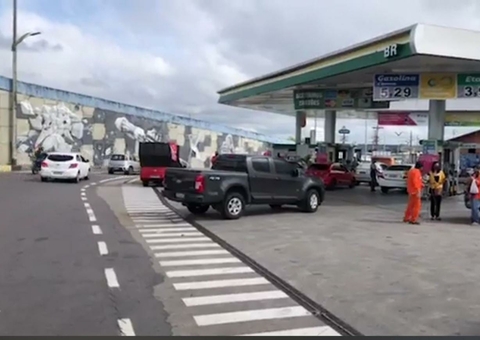 Sindipetro protesta contra aumento de combustível em Manaus 