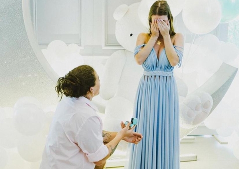 Whindersson surpreende e pede Maria Lina em casamento durante chá revelação