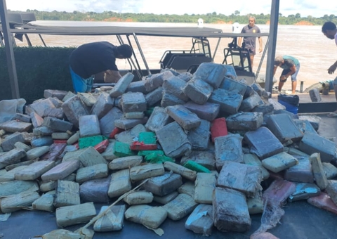Vídeo: Polícia retira 3 toneladas de drogas de porão de balsa no Amazonas