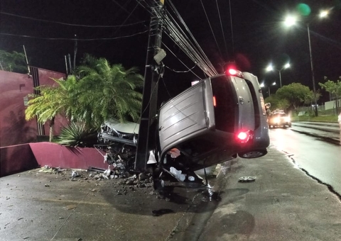 Carro fica pendurado em poste na saída de motel em Manaus
