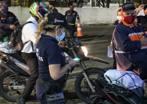 Após tentar fugir de blitz, trio é preso com motocicleta roubada em Manaus