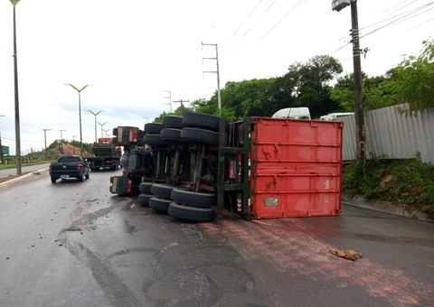Carreta tomba ao tentar evitar acidente com carro de auto escola em Manaus