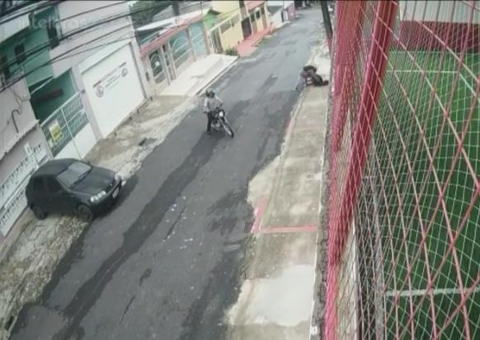 Vídeo: Mulher é brutalmente espancada por assaltante em Manaus