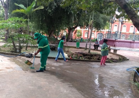 Detentos do semiaberto realizam limpeza de praças em Manaus