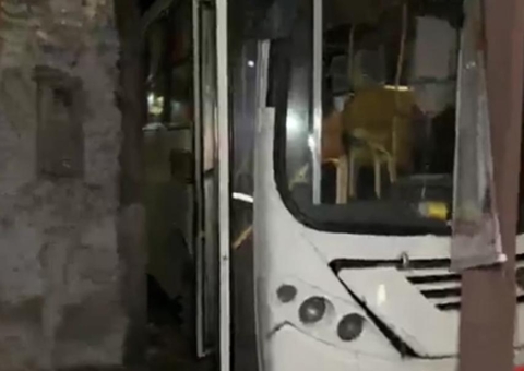 Ônibus perde freio e atinge residência na Zona Norte de Manaus