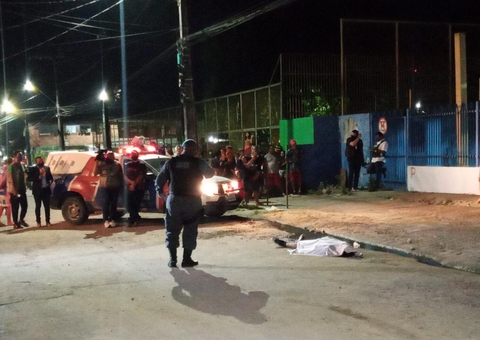 Jovem é morto e amigos baleados a caminho de partida de futebol em Manaus