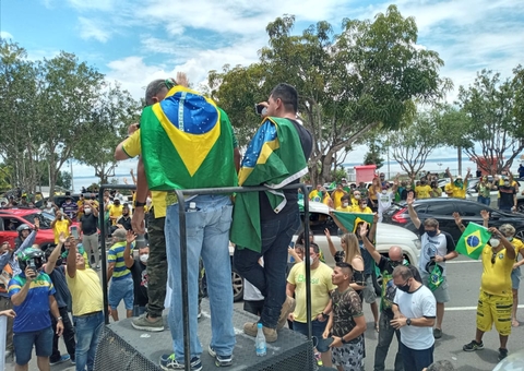 Na Ponta Negra, apoiadores de Bolsonaro oram contra 'mal comunista'