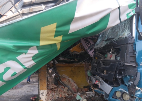 Caminhão perde controle, arrasta veículos e deixa 4 vítimas em Manaus