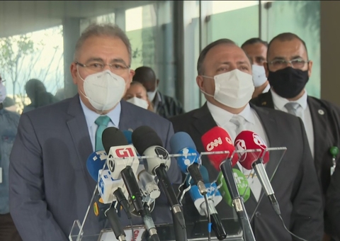 Ao lado de Pazuello, Queiroga fala em nova onda de covid e defende o SUS