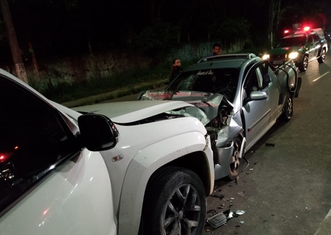 Caminhonete atropela motoqueiro e colide violentamente com carro em Manaus