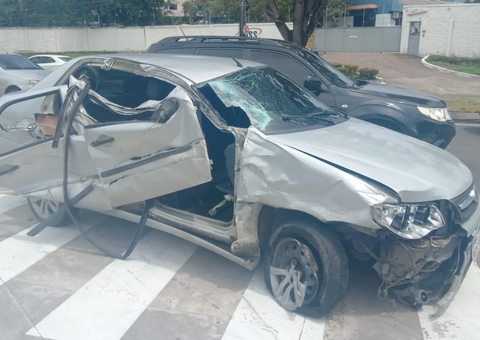 Bandidos trocam tiros com a Rocam e colidem veículo em avenida de Manaus 