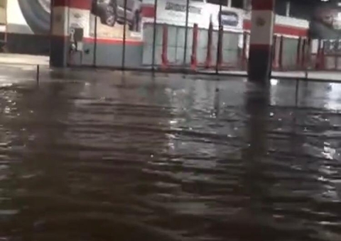 Torquato Tapajós é tomada pela água após forte chuva em Manaus