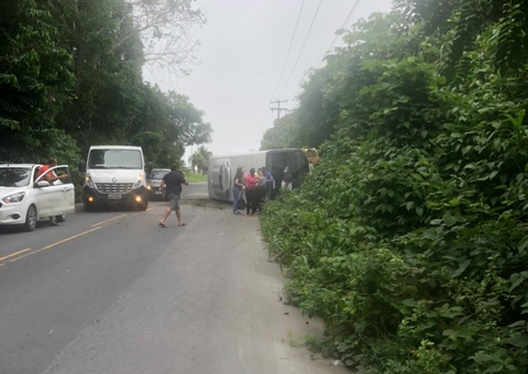 Ônibus com profissionais de saúde capota na rodovia AM-010 