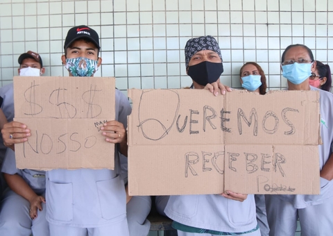 Terceirizados do Hospital Platão Araújo protestam contra salários atrasados