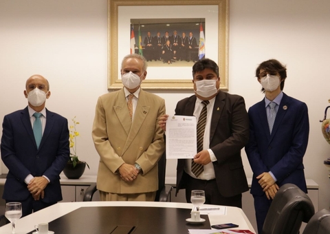 Ouvidorias do TCE-AM e da CMM assinam termo de cooperação