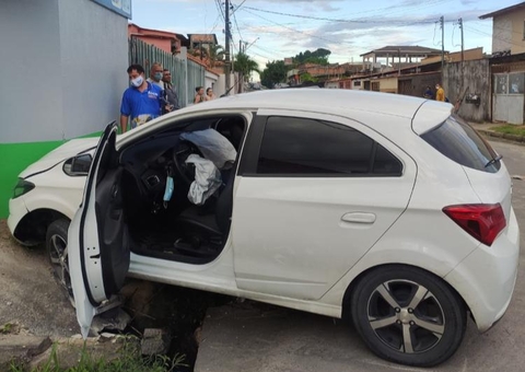 Carro com bebê dentro colide violentamente em muro de loja em Manaus