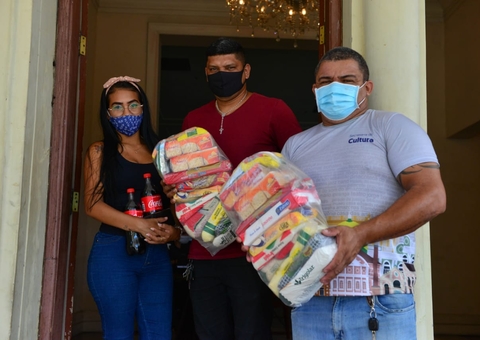 125 cestas básicas são entregues a trabalhadores da cultura em Manaus
