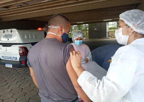 Trezentos policiais e bombeiros são vacinados contra a covid-19 em Manaus