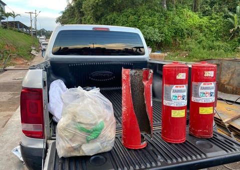 Extintores com 120 Kg de drogas são encontrados dentro de balsa em Manaus