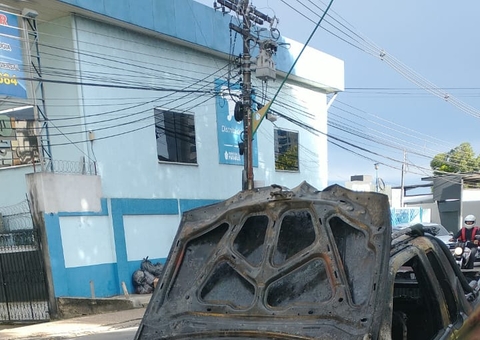 Vídeo: Carro fica destruído após pegar fogo em avenida de Manaus