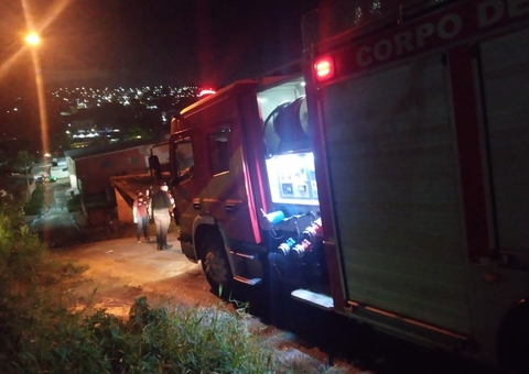 Casa é tomada pelas chamas na Zona Norte de Manaus