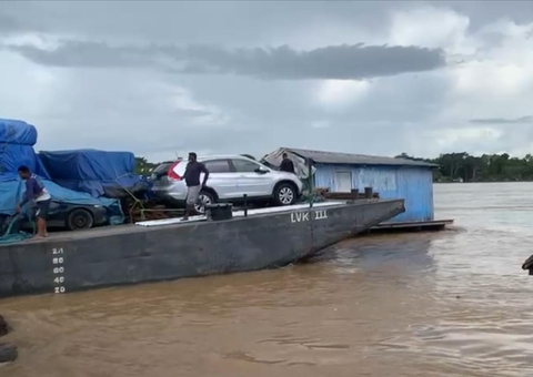 Vídeo: Balsa esmaga flutuantes no Amazonas
