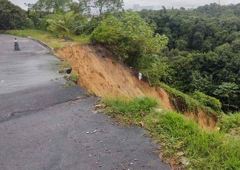 Barranco desmorona e engole pista durante temporal em Manaus