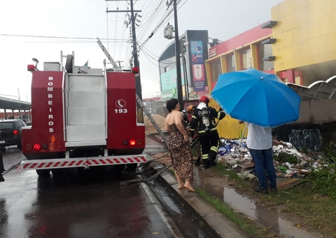 Bombeiros derrubam paredes para conter incêndio em loja de tintas em Manaus