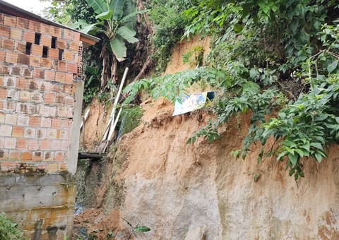 Deslizamento de barranco nos fundos de casa desespera família em Manaus