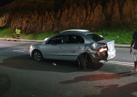 Buraco em avenida faz enfermeira sofrer dois acidentes seguidos em Manaus