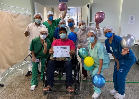Recuperado da covid, paciente comemora alta de hospital em Manaus