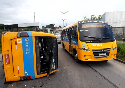 Grávida fica ferida após amarelinho capotar durante suposto racha em Manaus