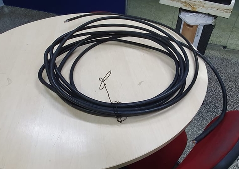 Homem é preso ao se pendurar em poste para roubar cabos elétricos em Manaus