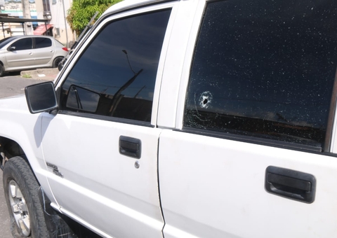 Bandidos crivam carro a balas e atiram em pé de morador em Manaus 