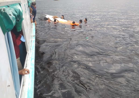 Vídeo: Embarcação naufraga próximo ao Porto da Panair em Manaus