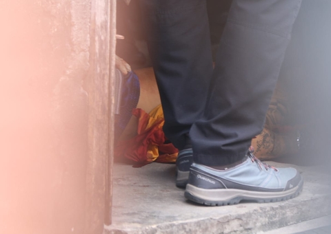 Homem é perseguido e morto a tiros e facadas dentro de casa em Manaus