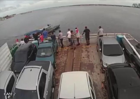 Novo vídeo mostra acidente entre Ferry Boat e canoas em rio no Amazonas