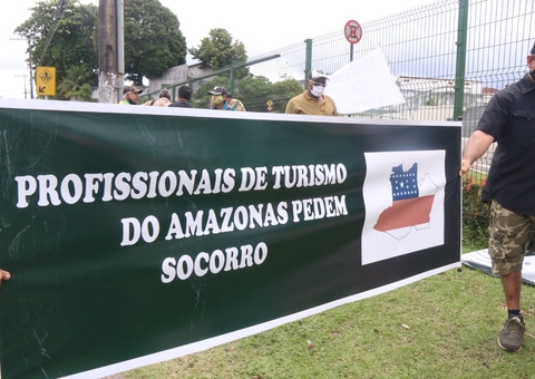 Profissionais do turismo fazem protesto por auxílio emergencial em Manaus 