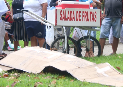 Vendedor ambulante é assassinado a facadas no meio de praça em Manaus