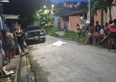Homem é morto e amigo baleado no meio da rua em Manaus
